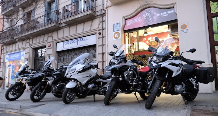 Local en Barcelona de Pautravelmoto mostrando motos BMW de alquiler