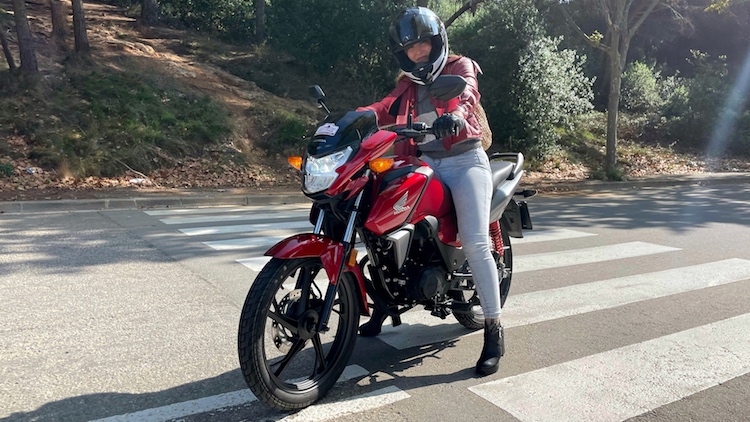 Honda CB125F para aprender a llevar moto de marchas