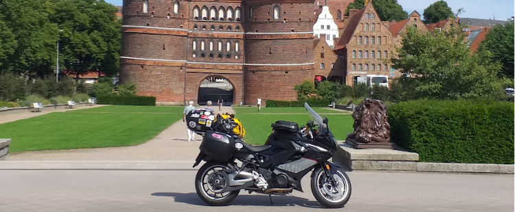 Moto BMW frente a un castillo