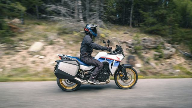 Moto Transalp 750 en carretera
