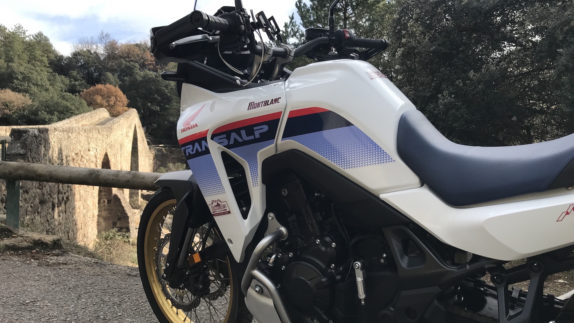 Moto Transalp 750 en carretera